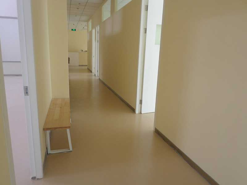 導(dǎo)致塑膠地板膨脹起鼓的原因有哪些?